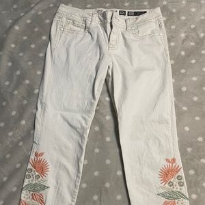 Miss Me white capris with flowers and frayed details